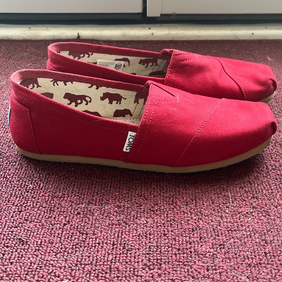 Red Tom’s. Worn twice, great condition. Men’s 8 1/2 - Picture 1 of 6